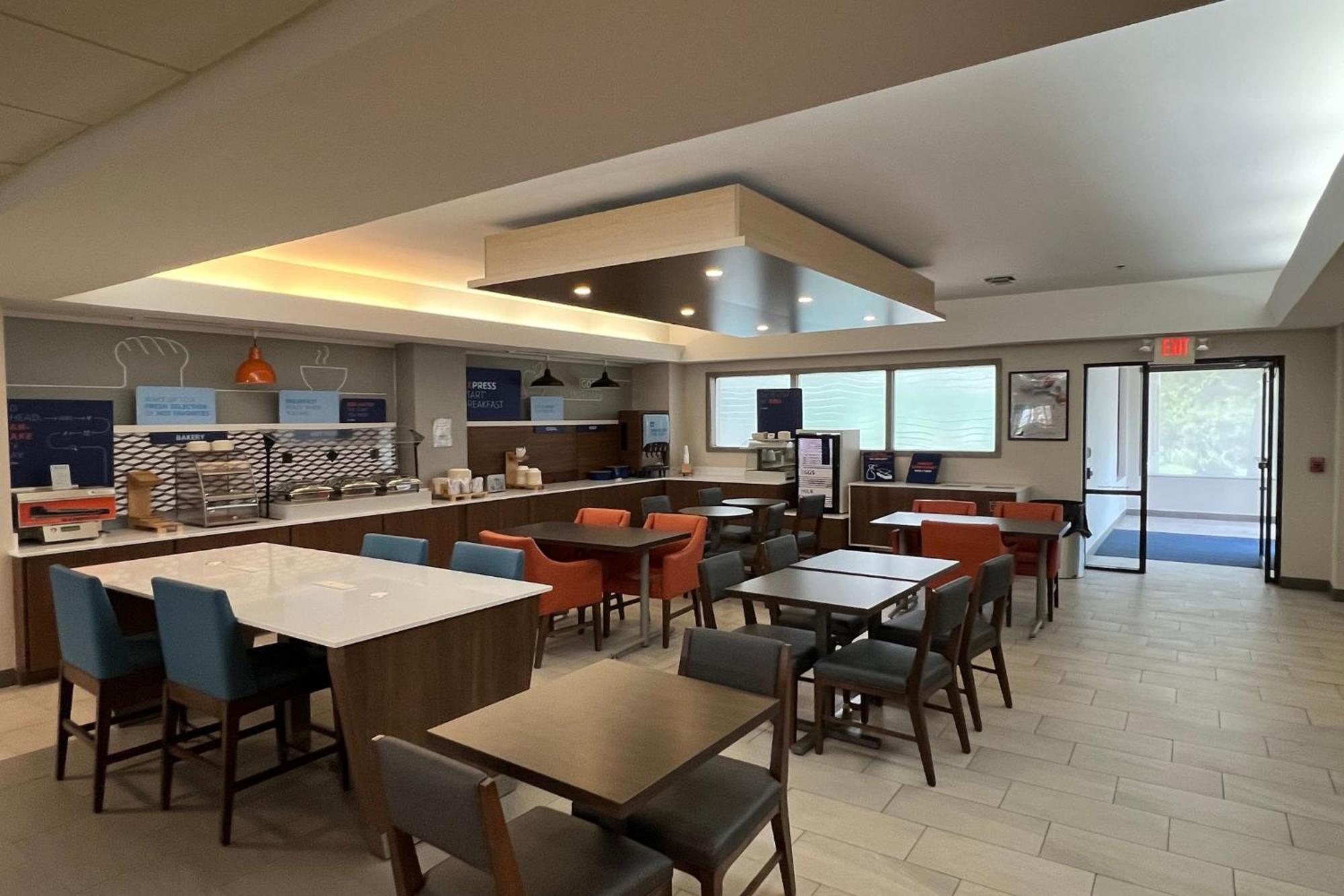 Holiday Inn Express Harrisburg I-81 - Hershey By Ihg Manadahill Eksteriør billede